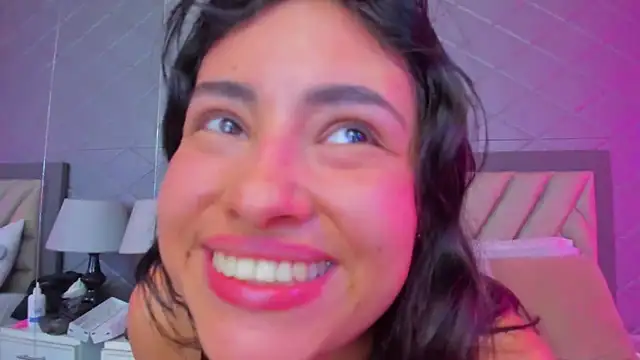 Snapshot of ViolettRouse chatting on January 6, 2026, 6:56 pm ViolettRouse online show from January 6, 2026, 6:56 pm