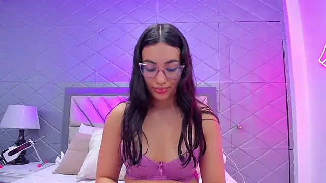 Snapshot of ViolettRouse chatting on December 3, 2025, 4:06 pm ViolettRouse online show from December 3, 2025, 4:06 pm