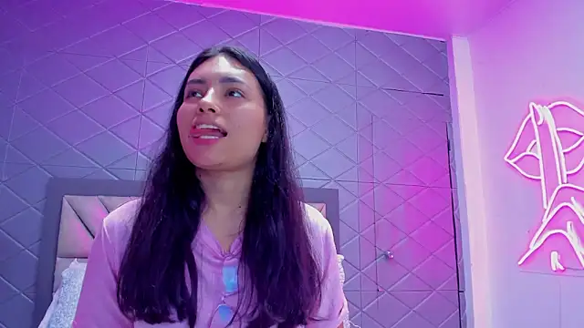 Snapshot of ViolettRouse chatting on December 16, 2025, 4:33 pm ViolettRouse online show from December 16, 2025, 4:33 pm