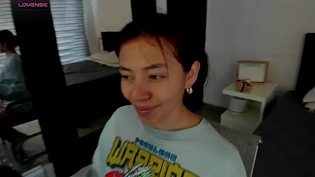 Snapshot of melanie_roux__ chatting on May 6, 2026, 12:20 pm melanie roux online show from May 6, 2026, 12:20 pm