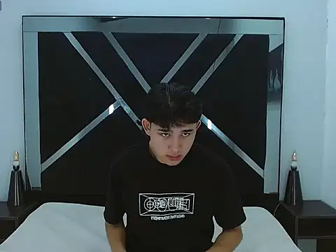 Snapshot of Tom_0001 chatting on December 16, 2025, 12:53 pm Tom 0001 online show from December 16, 2025, 12:53 pm