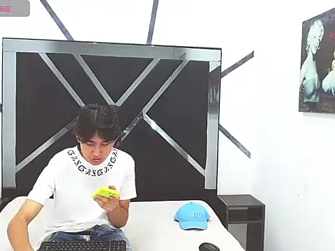 Snapshot of Tom_0001 chatting on November 6, 2025, 8:24 pm Tom 0001 online show from November 6, 2025, 8:24 pm