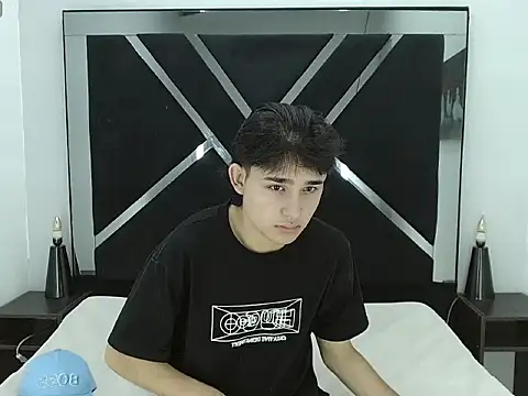 Snapshot of Tom_0001 chatting on December 17, 2025, 12:32 pm Tom 0001 online show from December 17, 2025, 12:32 pm