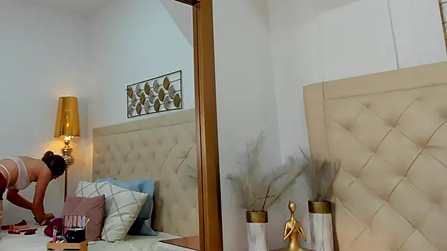 lucia lorenz online show from April 10, 2026, 11:28 am