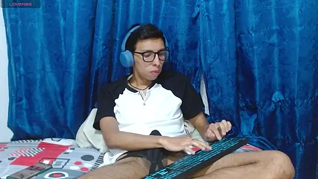 DavTwink3100 online show from April 19, 2026, 2:12 am