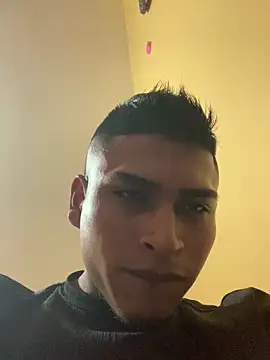 Snapshot of Emiliano_Reyes chatting on November 30, 2025, 2:29 pm Emiliano Reyes online show from November 30, 2025, 2:29 pm