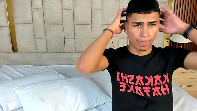 Snapshot of Emiliano_Reyes chatting on November 10, 2025, 3:11 am Emiliano Reyes online show from November 10, 2025, 3:11 am