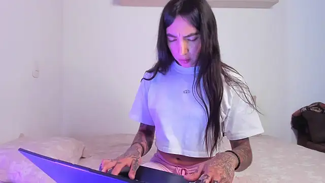 valeriahornier online show from April 21, 2026, 1:07 am