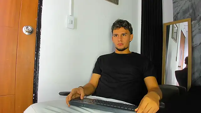 Alan-Smith1 online show from December 4, 2025, 9:03 pm