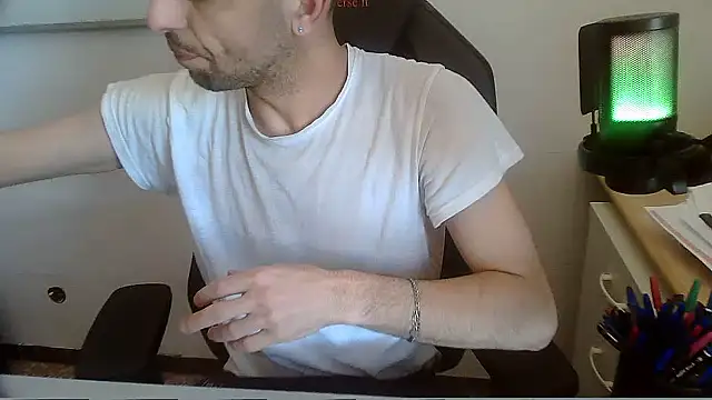 Snapshot of topg84 chatting on May 23, 2026, 2:27 pm topg84 online show from May 23, 2026, 2:27 pm