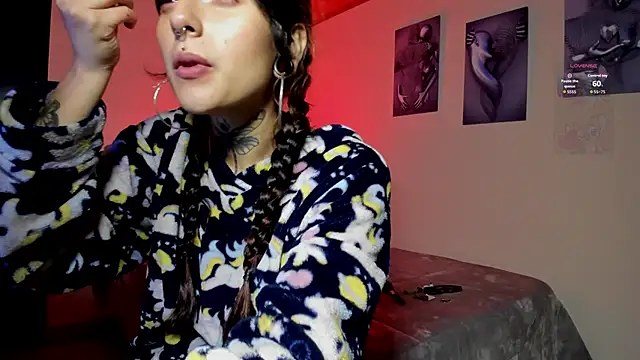 Snapshot of miku_st chatting on November 24, 2025, 12:32 am miku st online show from November 24, 2025, 12:32 am