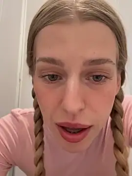 kira mia online show from April 21, 2026, 4:46 pm