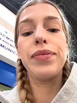 kira mia online show from December 4, 2025, 3:22 pm