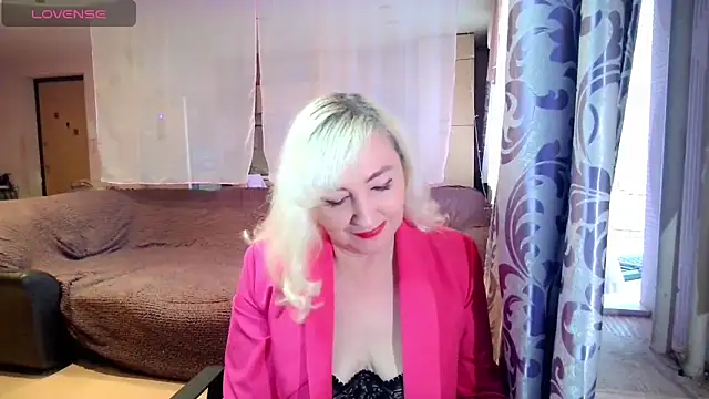 LadyKriss online show from November 18, 2025, 7:44 am