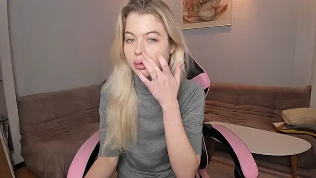 SofiiKiss online show from October 19, 2025, 1:36 pm