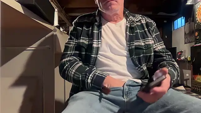 Kneetoe2025 online show from December 3, 2025, 10:09 pm