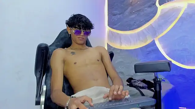 Sex Boy 33  online show from November 11, 2025, 5:13 am