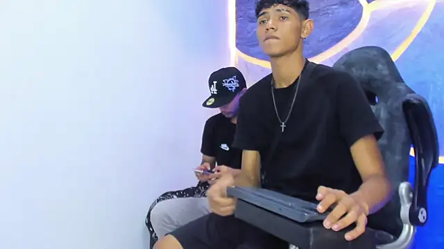 Sex Boy 33  online show from December 18, 2025, 4:28 am