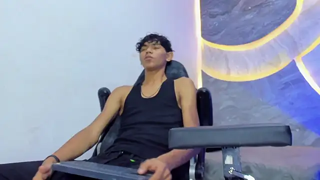 Sex Boy 33  online show from November 10, 2025, 4:17 am