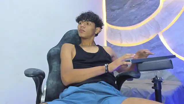 Sex Boy 33  online show from November 15, 2025, 6:17 am