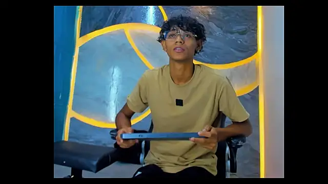 Sex Boy 33  online show from October 24, 2025, 4:55 am