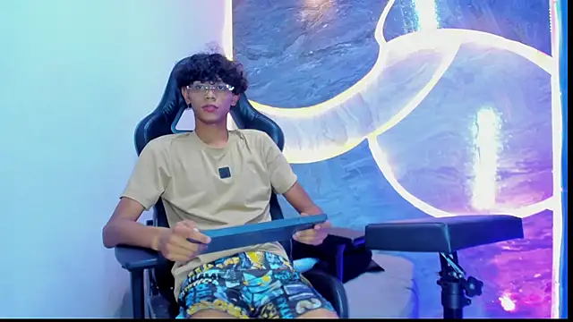 Sex Boy 33  online show from October 25, 2025, 4:33 am