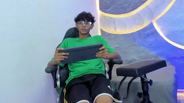 Sex Boy 33  online show from October 28, 2025, 4:46 am