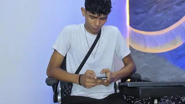 Sex Boy 33  online show from December 19, 2025, 6:16 am