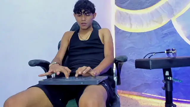 Sex Boy 33  online show from November 6, 2025, 4:27 am