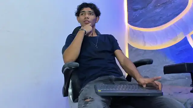 Sex Boy 33  online show from November 22, 2025, 4:11 am