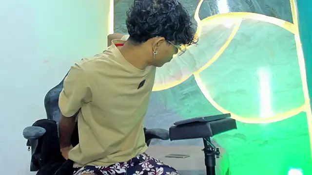 Sex Boy 33  online show from October 27, 2025, 4:13 am