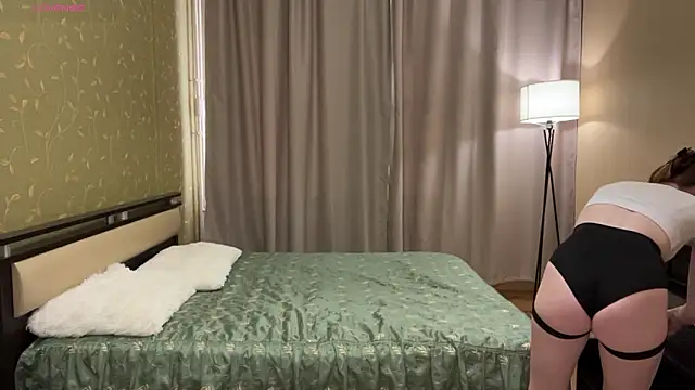 Snapshot of KarlynGow chatting on February 12, 2026, 7:19 am KarlynGow online show from February 12, 2026, 7:19 am