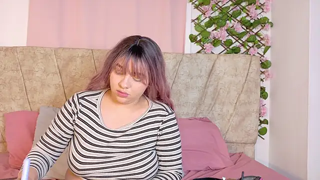 Karina Wong online show from November 23, 2025, 8:52 pm