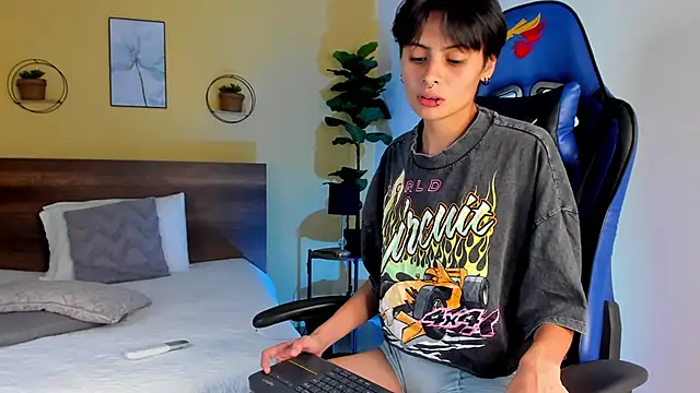 MartinnaGrecco online show from November 10, 2025, 8:47 pm