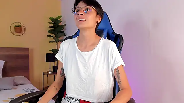 MartinnaGrecco online show from November 15, 2025, 8:35 pm