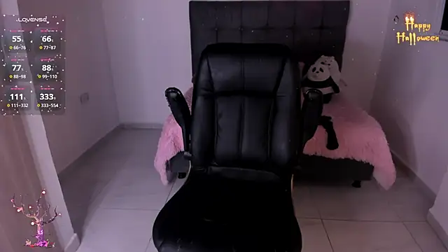 Karly Closson online show from October 28, 2025, 4:13 am