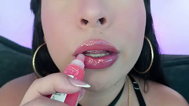 Snapshot of mia_roux1 chatting on May 17, 2026, 12:10 am mia roux1 online show from May 17, 2026, 12:10 am