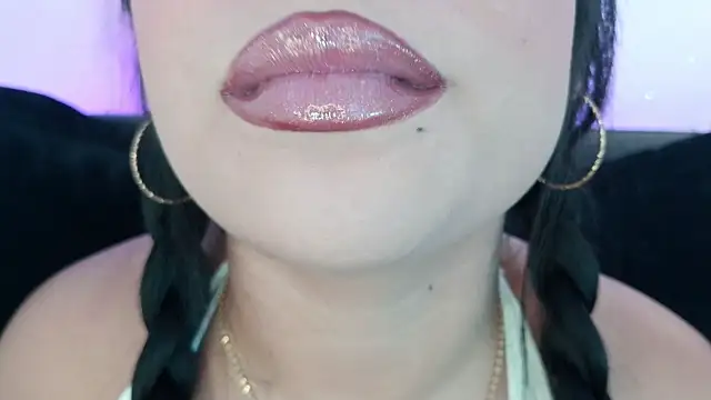 Snapshot of mia_roux1 chatting on May 19, 2026, 12:37 am mia roux1 online show from May 19, 2026, 12:37 am