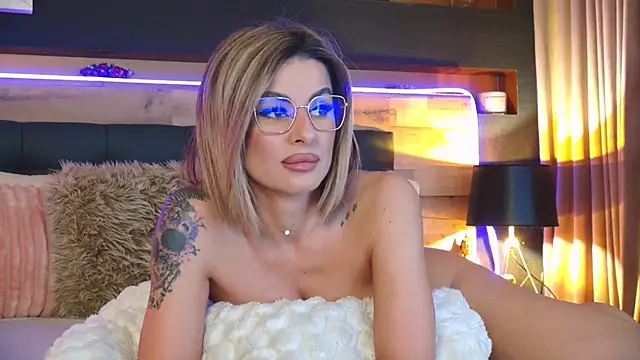 Snapshot of AnayseMaze chatting on February 17, 2026, 3:04 am AnayseMaze online show from February 17, 2026, 3:04 am