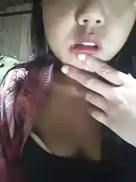 Snapshot of Quynhsumon chatting on November 4, 2025, 2:43 pm Quynhsumon online show from November 4, 2025, 2:43 pm