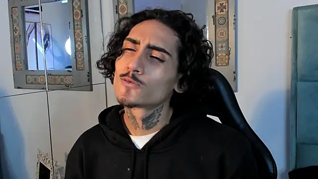 Snapshot of Mr_Strike chatting on November 3, 2025, 2:50 am Mr Strike online show from November 3, 2025, 2:50 am