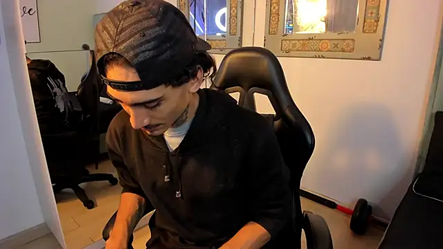 Snapshot of Mr_Strike chatting on November 4, 2025, 2:59 am Mr Strike online show from November 4, 2025, 2:59 am