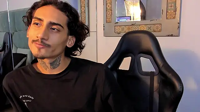 Snapshot of Mr_Strike chatting on October 31, 2025, 3:03 am Mr Strike online show from October 31, 2025, 3:03 am