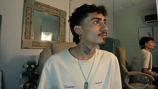 Snapshot of Mr_Strike chatting on December 2, 2025, 3:19 am Mr Strike online show from December 2, 2025, 3:19 am