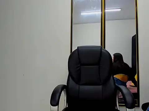 Gianna Johnson online show from November 20, 2025, 4:24 am