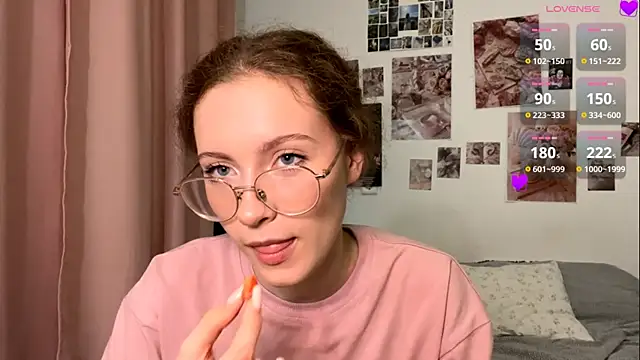 Kira Sanders online show from December 2, 2025, 5:03 pm