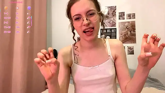 Kira Sanders online show from November 24, 2025, 5:02 pm