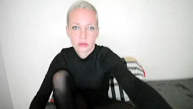 Snapshot of Blueskynicci chatting on November 9, 2025, 12:20 pm Blueskynicci online show from November 9, 2025, 12:20 pm