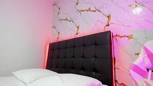 Scarlet DLuce online show from April 10, 2026, 9:05 am