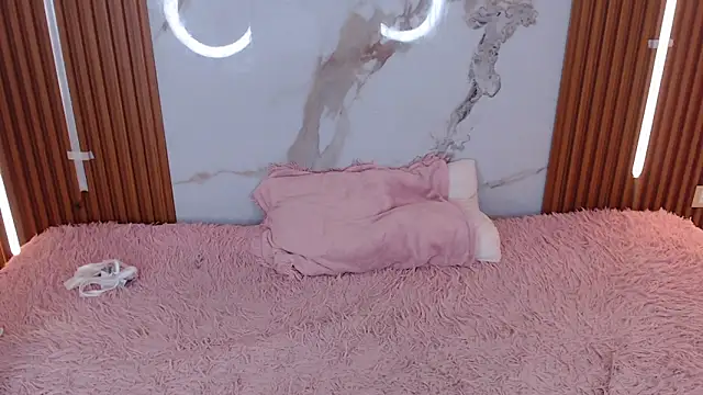 Snapshot of rosselyn_ chatting on November 23, 2025, 7:35 pm rosselyn online show from November 23, 2025, 7:35 pm